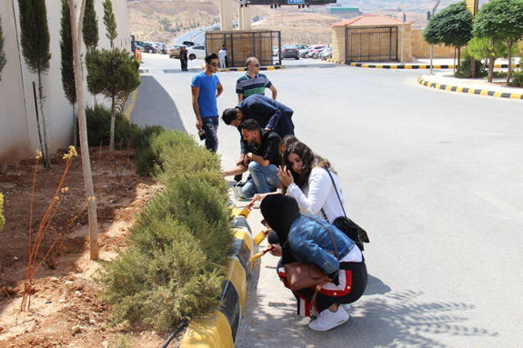 مبادرتان في عمان العربية لتنظيف مقبرة الشفا ومباني الجامعة