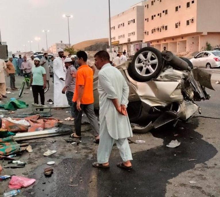 حادث مروع في مكة.. سيارة مسرعة تدهس صائمين على سفرة إفطار - فيديو