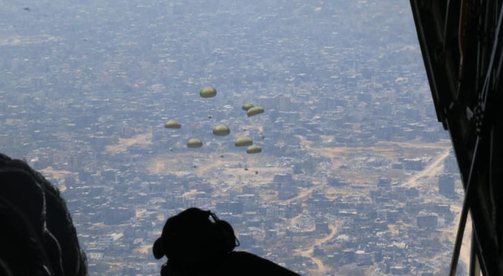 الجيش العربي ينفذ 8 إنزالات جوية على شمال غزة