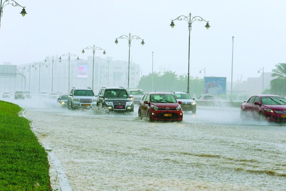 بعد الامطار الغزيرة .. ظاهرة غريبة في منزل رجل عُماني - فيديو