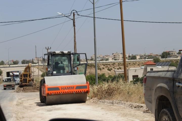 بدء تعبيد طرق حيوية بمناطق بلدية غرب إربد