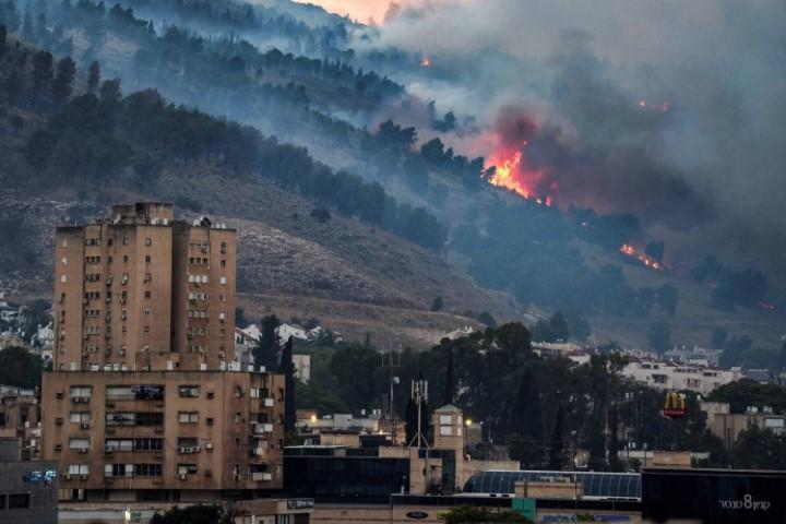 القناة الـ12 : أكثر من 10 حرائق بسبب صواريخ حزب الله