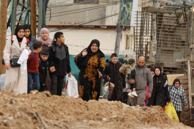 الاحتلال يجبر الفلسطينيين شرقي مخيم جنين على إخلاء منازلهم