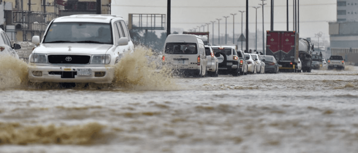 أمطار وسيول في مكة.. و إنذار أحمر  بمدن سعودية أخرى