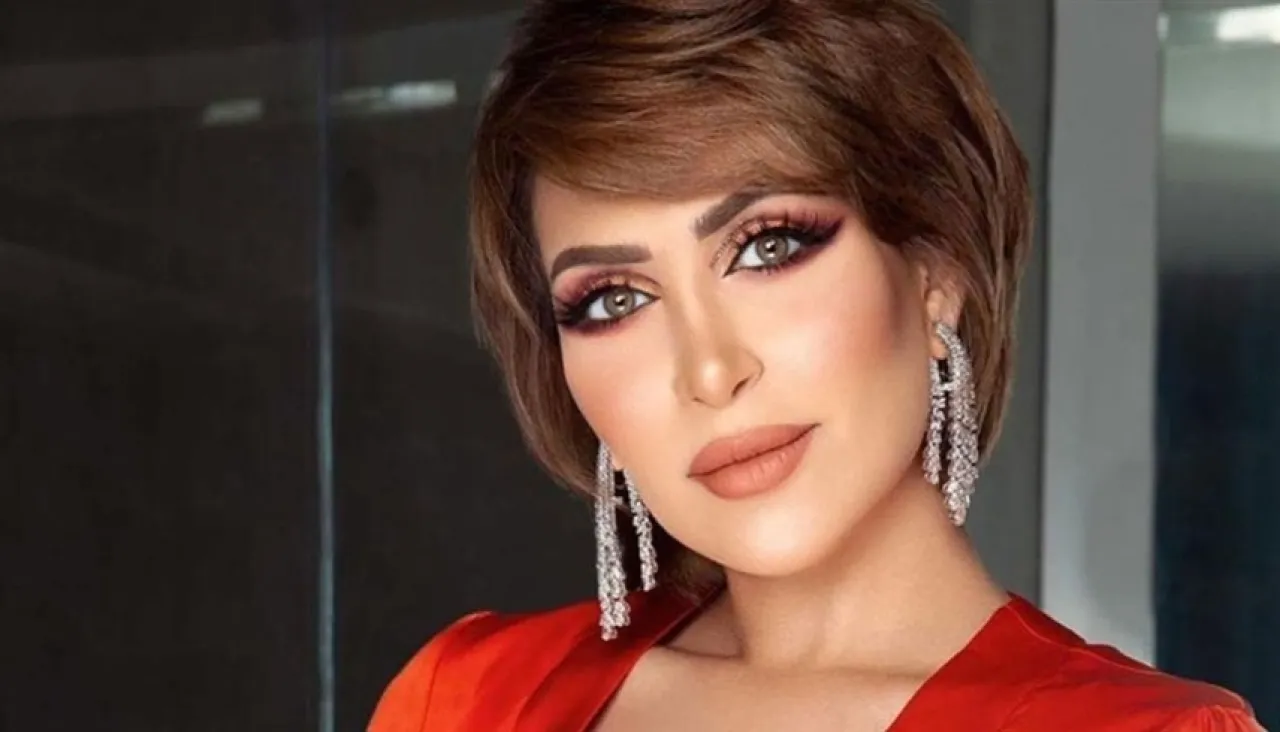 بلوغر كويتية تثير الجدل بتصرف غريب - فيديو